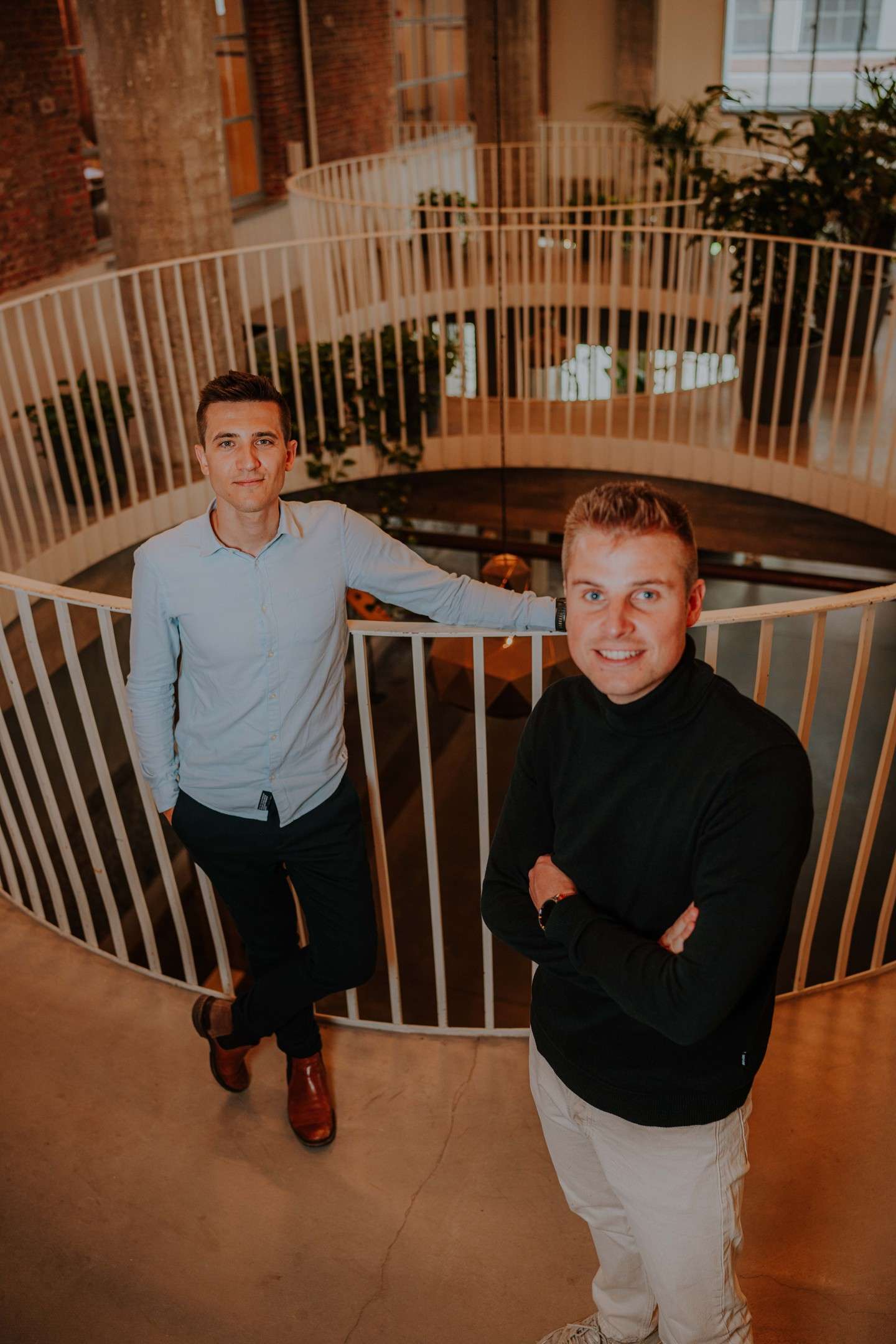 Lars Cappelle en Kristof Borgions, oprichters van Scopt, aan een ronde balustrade